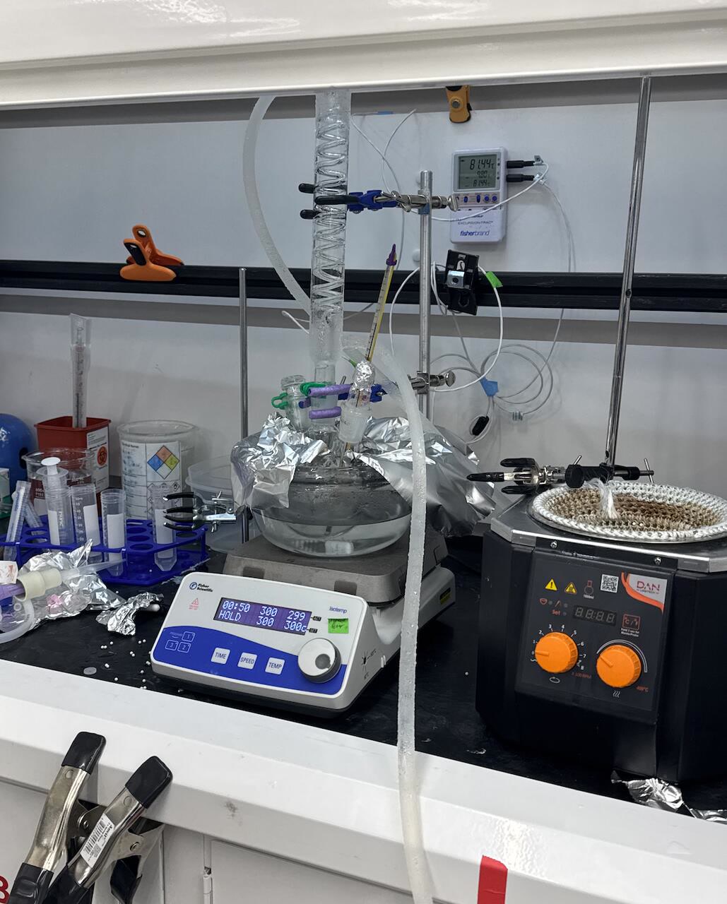 Nanoparticle synthesis apparatus operating in a fume hood