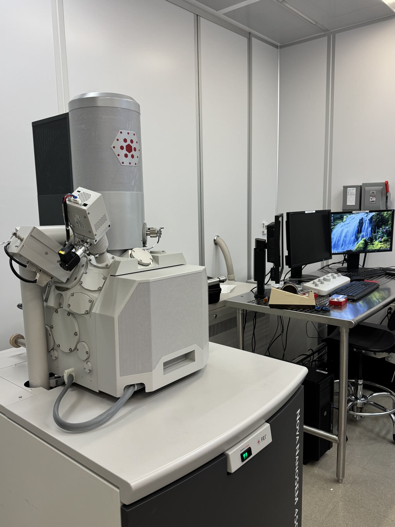 Scanning electron microscope in an instrument room